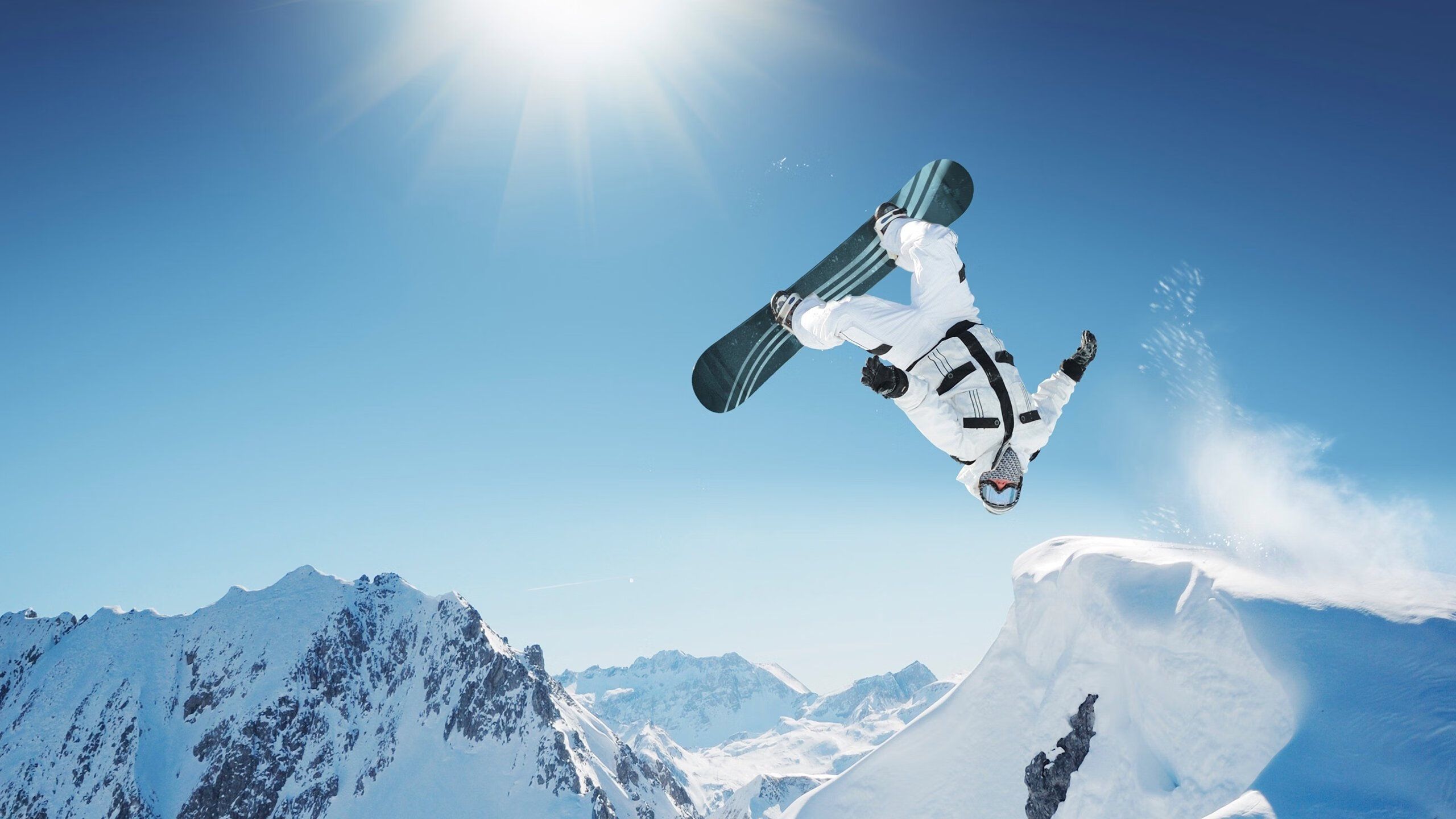 “快艇冲浪：东三叉湖赛场极速对决，飞驰水面成焦点”